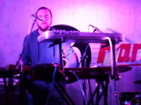 Manos en el aire  - La distancia, En vivo.