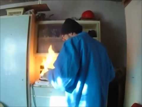 Bartos felgyújtja a konyhát