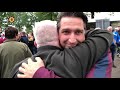 Fans Helmond Sport begroeten hun vrienden van Burnley FC