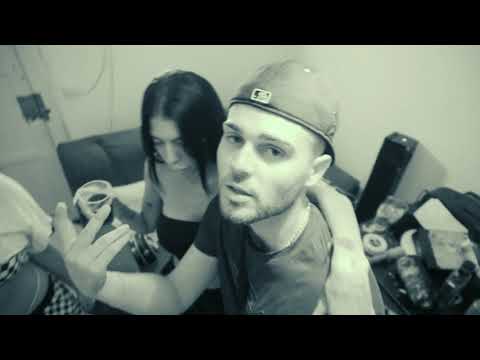 VGOMEZ, AMALFITAN - UN CALL [VIDEOCLIP OFICIAL] | CAPRICHOS