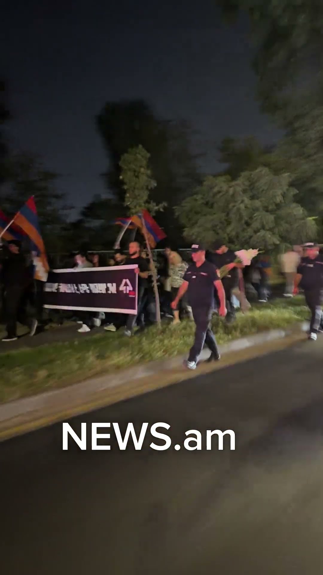 Քաղաքացիները երթով գնում են Եռաբլուր
