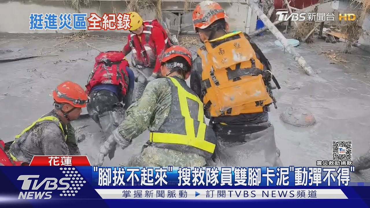 空拍畫面曝！　搜救超人「陷泥砂」 爬屋頂再救母女