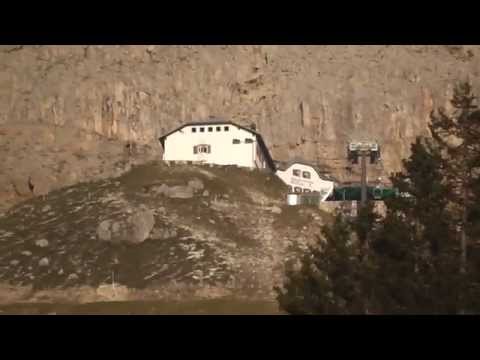 Blick zur Kölner Hütte und Laurins Lounge in Welschnofen