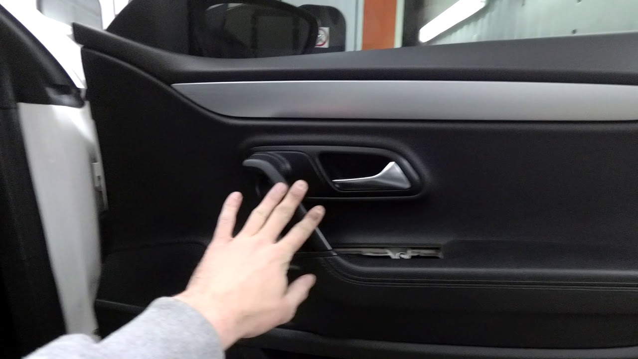Снятие обшивки двери Volkswagen Passat CC: шаг за шагом