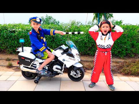 Nikita jeździ na dziecięcym aucie i utknęła w kałuży