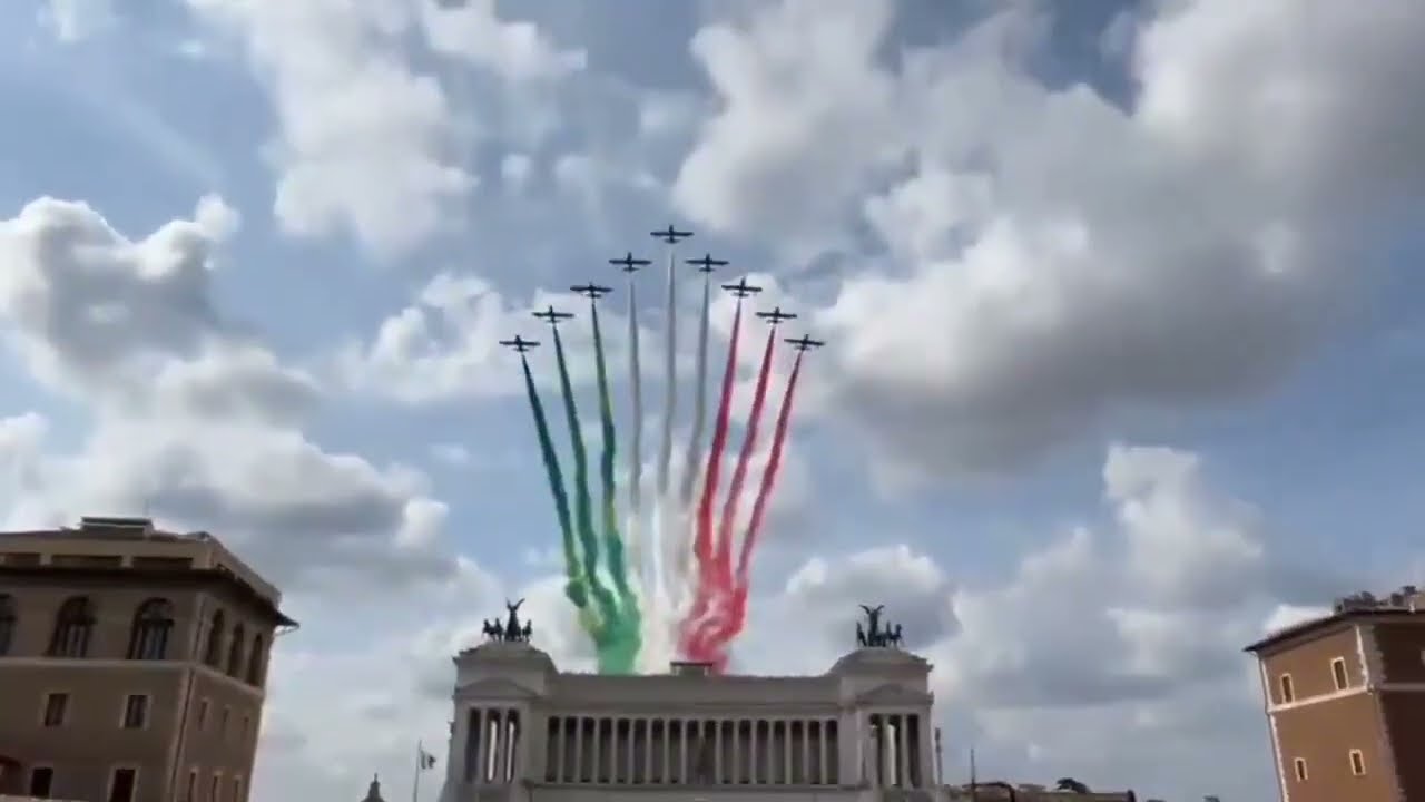 🇮🇹 LO SPETTACOLARE PASSAGGIO DELLE FRECCE TRICOLORI SULL’ALTARE DELLA PATRIA