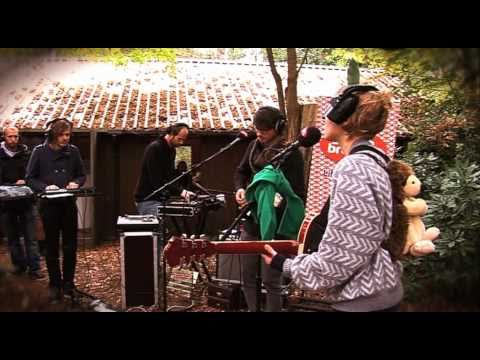Studio Brussel: Amatorski - A Forest (cover The Cure)