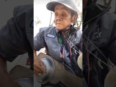 Bài hat: Tiếng đàn ta lư với chiếc đàn tự chế từ dia thắng xe đạp e thau nhôm cửa cụ ông khiếm thị.