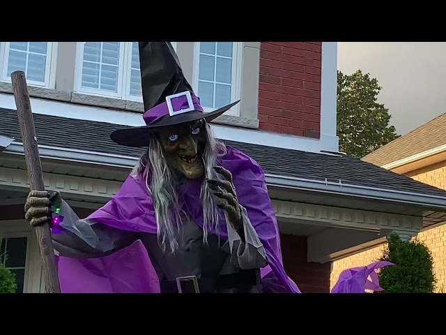 Vídeo relacionado con Genérico Hanging Witch Halloween Decorations Outdoor, 82 in Scary Sound Activated Flying Witch Halloween Decor Animatronics Indoor Haunted House Prop for Lawn Yard Garden