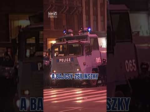 🚨2006. október 23. – A HírTV kameráin keresztül követték a nézők a brutális rendőrattak eseményeit!👇