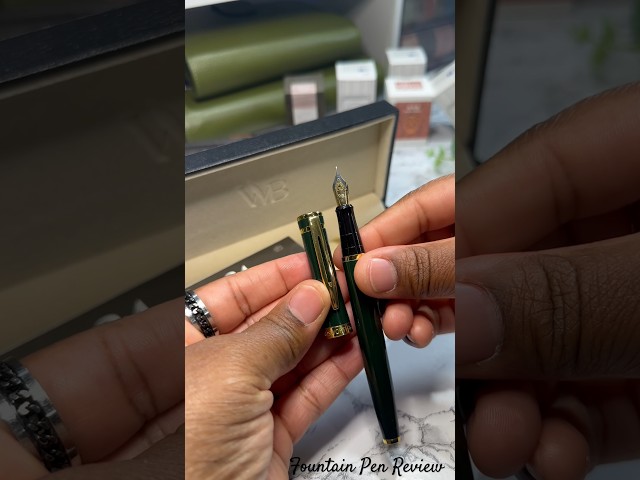 Vídeo relacionado con Wordsworth & Black Rollerball Pen - Bolígrafo de Lujo - Acabado en Oro de 24K,Laca Negra,Recarga de Tinta,Recargable,Regalo para Hombres & Mujeres,Escritura Profesional,Bonitos Bolígrafos Elegantes