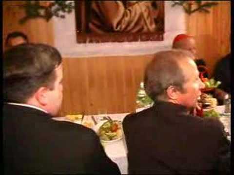 Ludzie za stołami, przygrywa Muzyka Janusza Pilnego