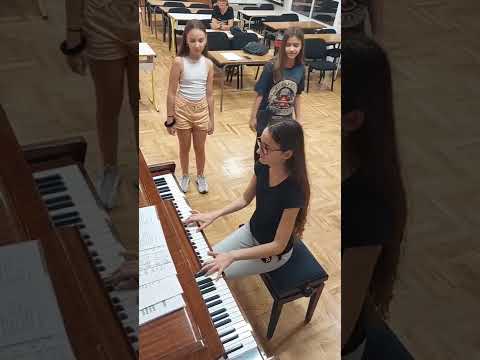 Jovana and Dunja (🇷🇸 JESC 2021) rehearsing Oči Deteta with Petra Spasojević (September 2022)