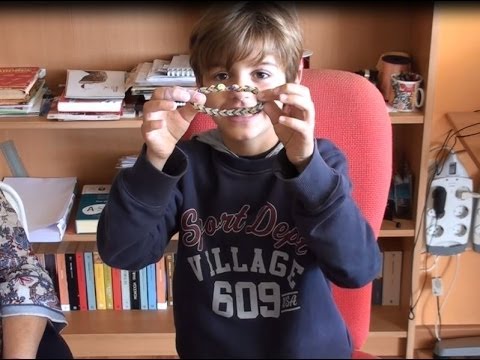 PULSERA DE GOMITAS CON LOS DEDOS
