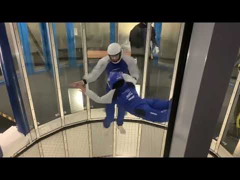 Anna leert op haar rug vliegen! Indoor skydive 11/10/2022