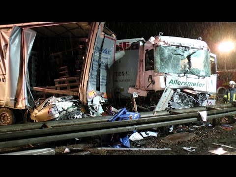 PKW zwischen zwei LKW eingekeilt - A7 Wasserlosen 23.02.2016