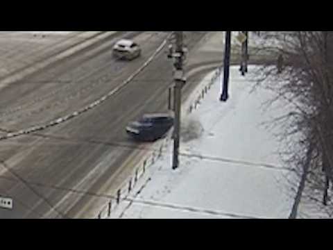 "Десятка" порвала забор возле школы. Real video