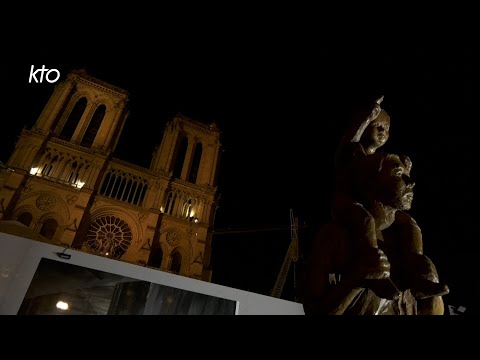 Marche des Pierres Vivantes : en prière au pied de Notre-Dame