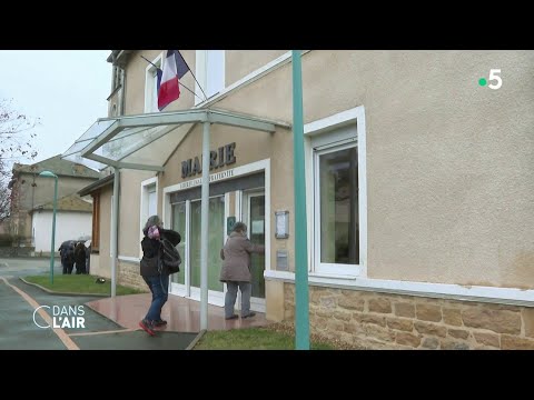 Présidentielle : candidats cherchent parrainages... - Reportage #cdanslair 10.012022