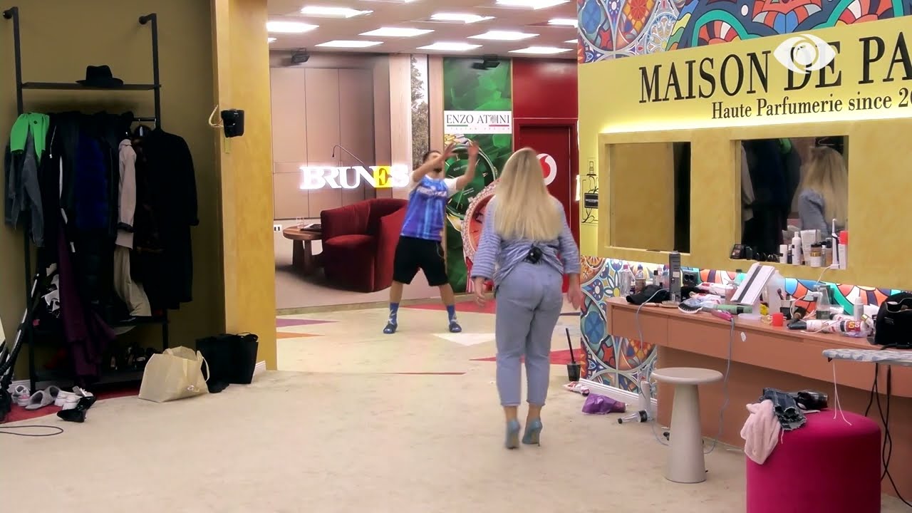 Dënimi nuk pengon çiftin të shkëmbejnë puthje edhe në distancë