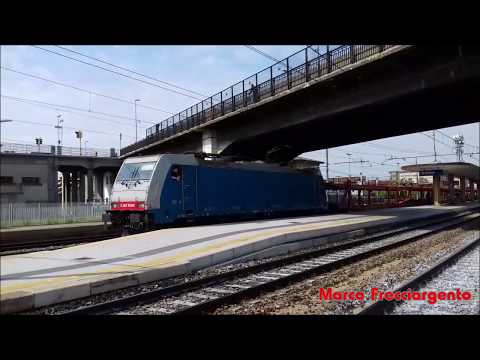 Partenza dalla Stazione di Treviso Centrale E.483 104 NC con bisarche auto vuote