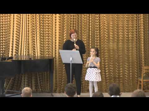 Viola Kubaníková a ped. I. Zdrálková hrají na třídní předehrávce