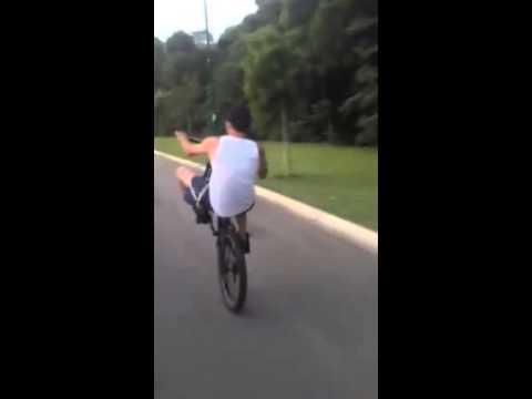 Washington Batista descendo a ladeira empinando do sta helena