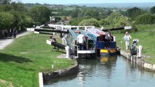preview picture of video 'Caen Hill Locks on the Kennet and Avon Canal near Devizes'