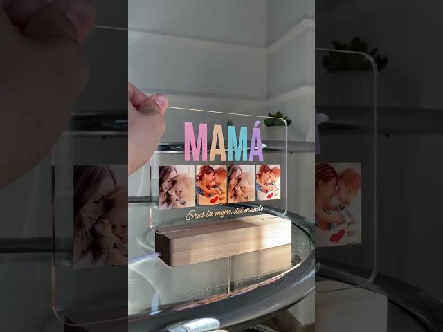 Vídeo relacionado con Transparent Gift Lámpara Personalizada con Tres Fotos para Mamá. Lámpara para el Día de la Madre. Regalos Originales y de Cumpleaños para Mujer. Regalos para Madres.