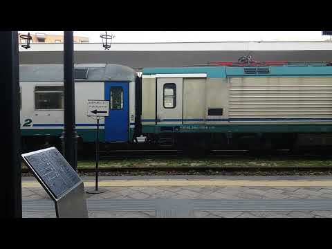 Stazione di Siracusa: E464 in partenza dal binario 2