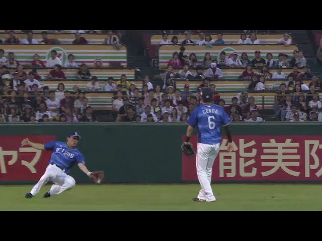 【4回裏】ライオンズ・秋山 チームメイトに見守られながらのスライディングキャッチ!! 2018/8/12 E-L