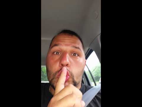 Mies Frau beim Autofahren erschreckt