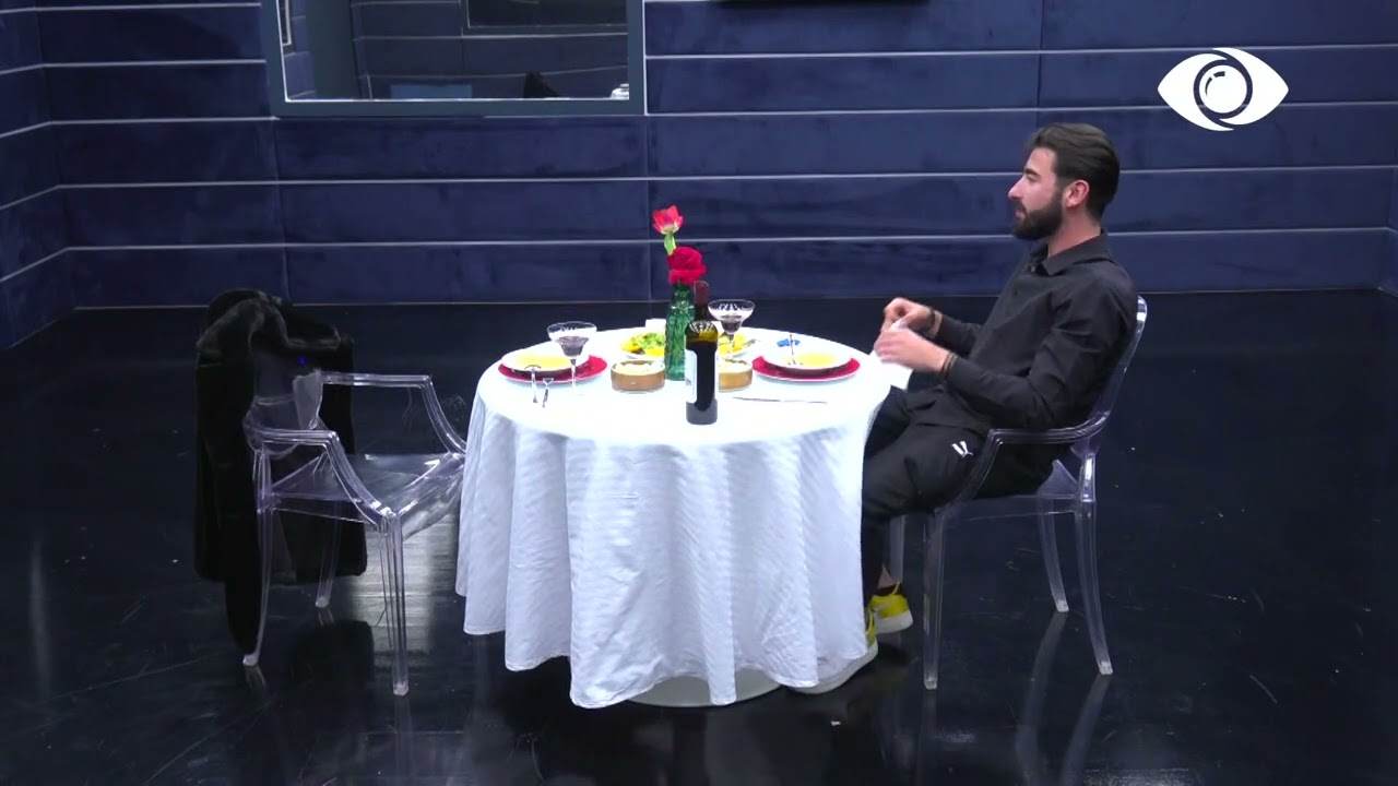 Diola i bën një rreng Xhonit gjatë darkës