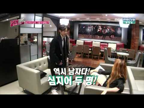 짧은치마입은 소유 무릎을 자연스럽게 덮어주는 기범이