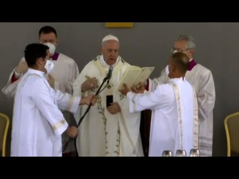 Il Papa a Cipro, incontro con l'arcivescovo e messa allo stadio