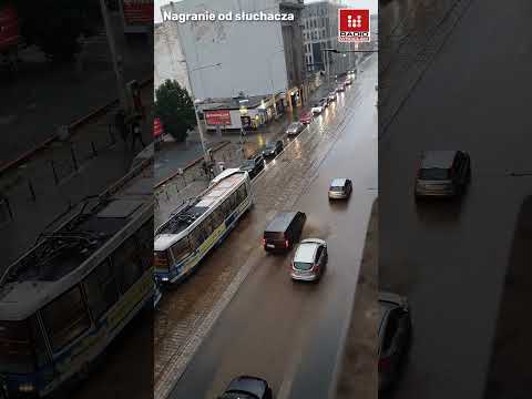 Deszczowy i trudny poranek dla mieszkańc&oacute;w Wrocławia