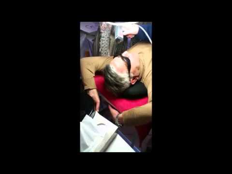 Pigmentazione di chiarificazione della pelle di faccia La crema da pigmentary nota su una faccia dopo la consegna