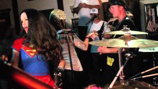 Supergirl Soundtrack: "Walking on Sunshine" at The Fox and Hounds