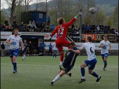 Vestnes Varfjell -Midsund 1-2. Elling Olafsen får Midsund-keeperen over seg, men fekk ikkje straffe.