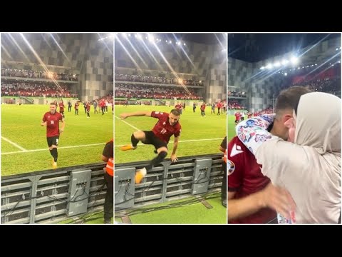 Ardian Ismajli vrapon dhe përqafon nënën e tij pas fitores së Shqipërisë