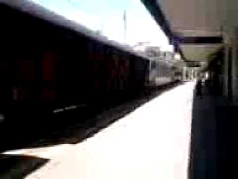 treno merci in transito alla stazione di cefalù.mp4