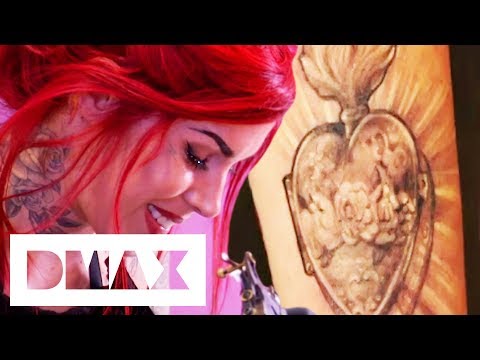 Kat Von D verwandelt Marias Heiliges Herz in ein atemberaubendes Medaillon-Tattoo | LA Ink