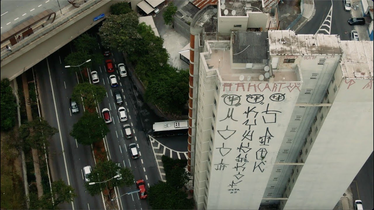 ATRAVÉS DO GRAFITE - A ARTE QUE PULSA COM A CIDADE