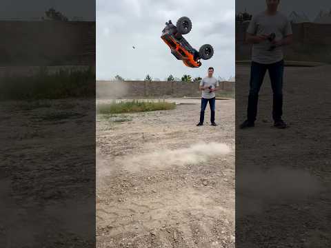 Traxxas X-Maxx backflip 🤘🏻 #traxxas #xmaxx8s #rc #rccars #rctrucks #rcbash #backflip