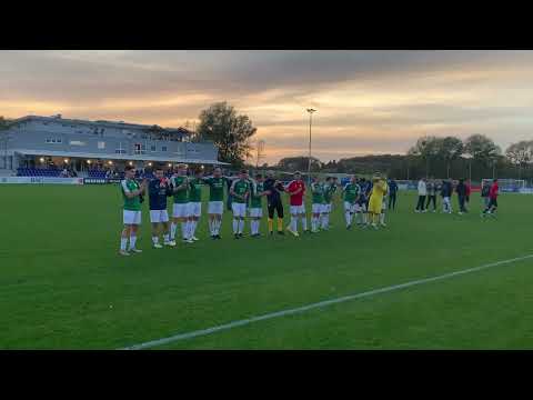 Fans und Spieler feiern den 3:1-Sieg des FC Gütersloh bei Westfalia Rhynern