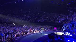 Garth Brooks singing Unanswered Prayers live in Vancouver