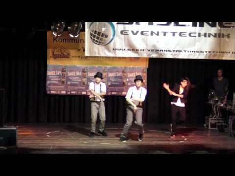 Two and a half men Performance