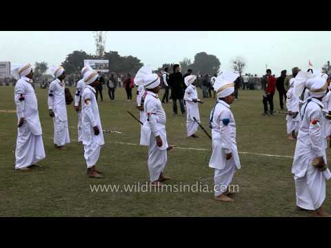 Young boys performing Bhangra using Sapp — वीडियो थंबनेल