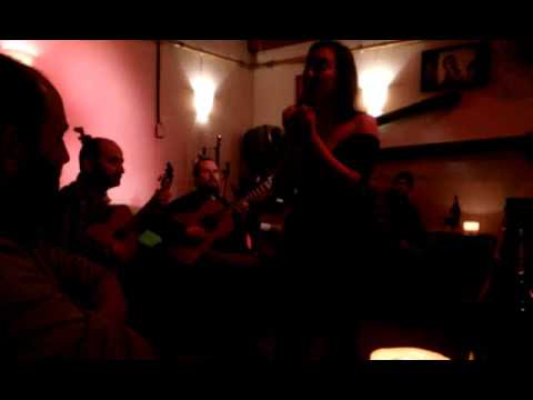 Me beso y se fué -  por Natalia Mancini, Covacevich, De los Reyes y Faryna en La Tertulia