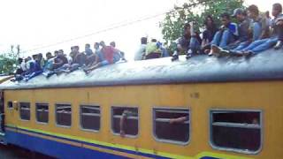 preview picture of video 'Railway : Crowded Langsam Train Depart Pondok Ranji'